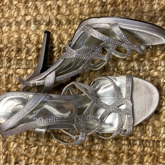 Jewels rhinestones silver satin pumps - Picture 3 of 7
